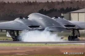 2008年，一架B2轰炸机在关岛坠毁，众多来历不明之人收购残骸图片