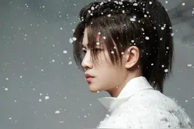 任嘉伦 X《Vogueme》，高马尾飘雪装江湖招式大片，公子诗意江湖图片