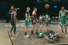 篮网惊险一幕！杜兰特进攻犯规空中失重，身体平拍落地，苏群心疼图片