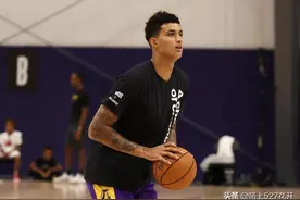 库兹马：莱昂纳德也等了多年才出头！球迷：小卡24岁FMVP图片