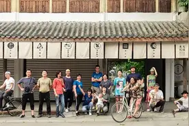 11个陌生人租下1000㎡大院，过得像退休养老，实则野心勃勃图片