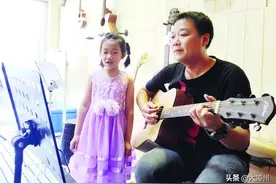 东山押钞工自创闽南语歌曲《父女同心》，和8岁女儿唱响父女情深 林燕东：用音乐编织生活温情图片