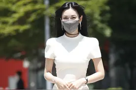 金素妍的腰臀比真惹眼，穿白裙显出饱满曲线，看身材哪像40岁的人图片