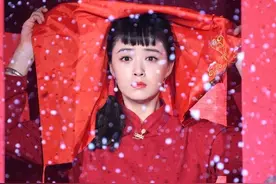 美艳华妃蒋欣穿搭踩雷，苹果身材不讨喜，宽松衬衣配小脚裤显粗壮图片