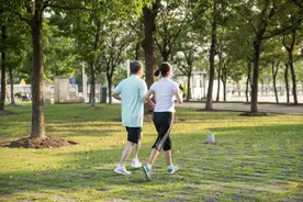 双腿也藏着长寿的秘密！每天这样练练腿，关节灵活更显年轻图片