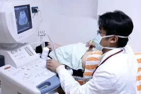 女子生完孩子4个月后，感觉肚子里有东西在动，检查后全家都发愁图片
