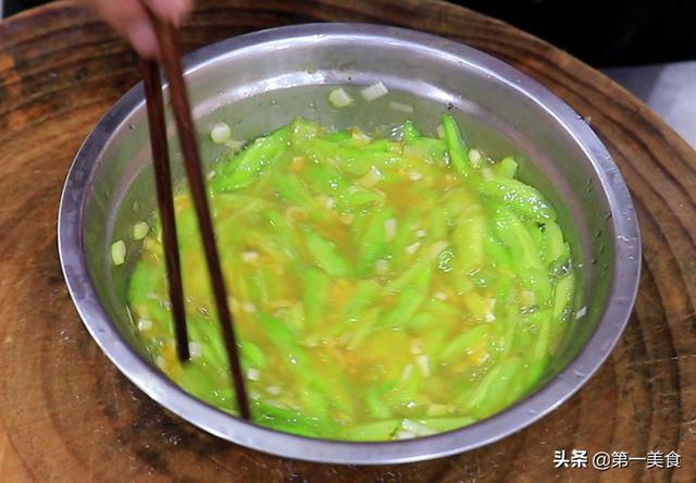 苦瓜炒鸡蛋，想要苦瓜不苦，鸡蛋鲜嫩滑口，厨师长告诉你窍门