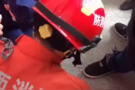 江西法警给重刑犯解开脚镣，告诫不要违法犯罪：脚镣一解就是永别图片