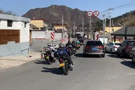 一路轰鸣在人群间狂飙！北京这条路上摩托车疯狂“跑山”图片