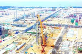 巨擘扬威！在50米高空中，“世界第一吊”力擎全球最大洗涤塔图片