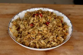 蒸槐花时，不要直接加面粉蒸，多加这一样，蒸出来不沾不坨还好吃图片