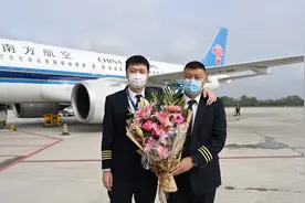 机械师父亲告别蓝天，寄语机长儿子：永葆敬畏之心 为国家人民负责图片