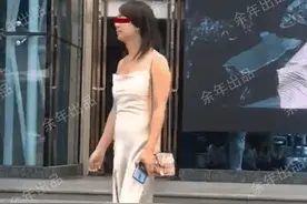 陕西西安一男子，穿长裙扮女装坚持多年，“似乎在等什么人”图片
