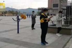 什么样的姿态迎高考？看看毛坦厂中学，高三复读生早七点列队晨读图片