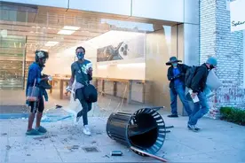 美国“暴徒”打砸商场哄抢iPhone！苹果给他们发了“温馨提示”图片
