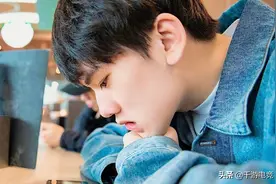 阿水维鲁斯反向Q致敬韦神，亮牌子惨遭WE制裁，险些葬送决胜局！图片