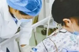 爸爸忍痛拔掉儿子的呼吸器，妈妈歇斯底里大叫出现奇迹图片