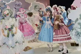 掉进坑里的女孩图片