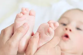 常摸宝宝4个部位，孩子不仅睡得好，大脑发育也更聪明图片