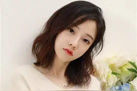 上厕所还得踩个凳子？冯提莫无意间暴露身高，网友：有味道的照片图片