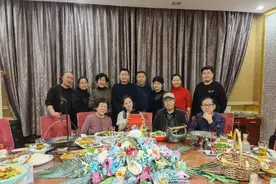 佟丽娅带儿子回老家聚会，素颜出镜肤白惊人，朵朵稳坐C位超乖巧图片