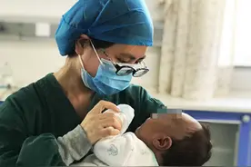 和平医院：新生儿科护士化身“临时妈妈”图片