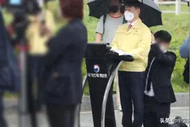 员工雨中为其跪地撑伞，韩国一高官道歉了图片