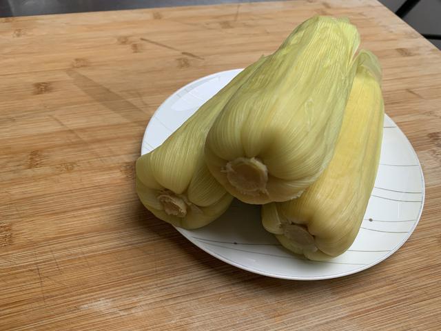 煮玉米时，别只会用清水煮，多加这2种料，玉米香甜软糯又好吃