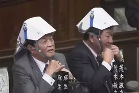 日本众议院议员集体戴安全帽开会引发爆笑图片