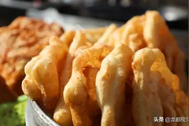 河南大哥街头卖“怪味”油条20年生意火爆，俩仨小时能卖50斤面图片