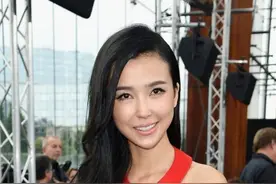 姚星彤为抢镜拼了，穿紧身礼服胸前还要"挖条缝"，饱满身材挡不住图片