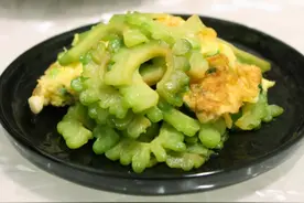 炒苦瓜巧用两招，减少苦味，更加脆口好吃，怕吃“苦”的朋友试试图片