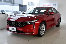 6.4L增压低价家轿，B级车尺寸，自动挡配置多，实拍奔腾B70图片