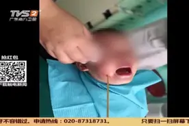 两岁幼童边走边吃烤肠，不料跌倒后出意外，都不忍心看了！视频封面