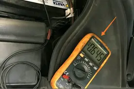 15年的大众迈腾漏电维修，车主：才2天就没电了图片