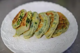 春天里的三鲜—韭菜盒子，两面金黄软硬适中，咬下去满嘴都是汤汁图片