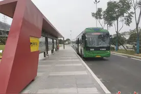 企业园区外的公交站启用，上班族步行几十米就能坐公交图片