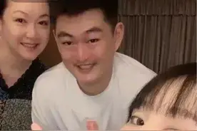 赵本山23岁儿子直播被骂，在妈妈怀里撒娇求安慰，抗压能力差？图片