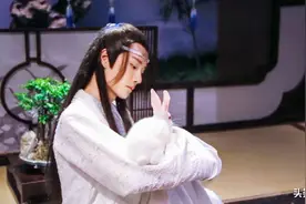 陈情令203：太好玩了，魏婴哄睡兔子蓝湛，却把自己给哄睡着了图片