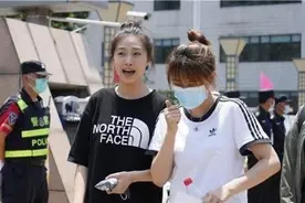 高考第一个出考场的女考生，直言能考211，却因颜值走红全网！图片