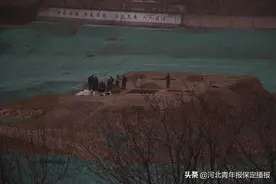 保定一中操场发现古墓，什么情况？图片