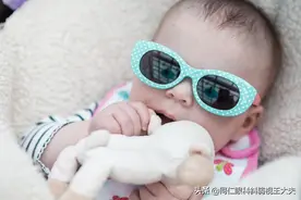 经常给小孩戴太阳镜，会造成视力下降吗？图片