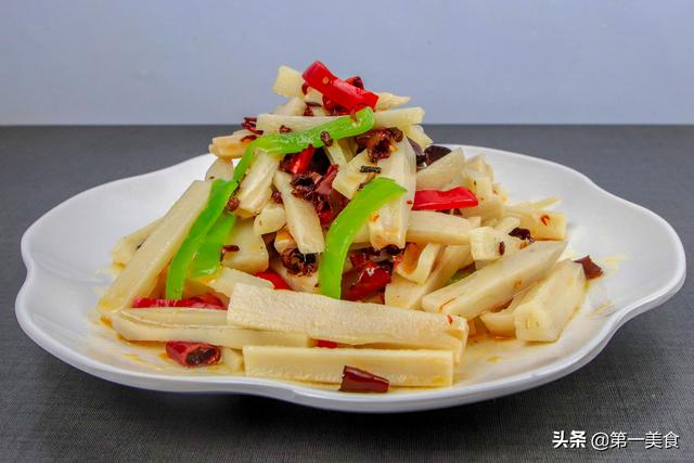 炝拌莲菜有技巧，按照这个方法，莲藕洁白又入味，清脆不发黑