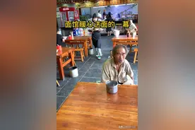 福州面馆来了一位拾荒大爷，美女老板赠送一碗牛肉面，引大家称赞图片