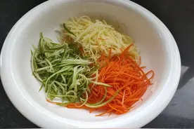 春天多给孩子做小菜团吃，蓬松柔软，满满的菜香味，简单还营养图片