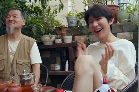 王源爷爷连续300多天超话签到，王源幸福溢出屏幕直呼：好牛啊！视频封面