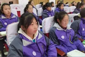 初中女生的“迷惑”行为，自认为很美很仙，其实老师同学并不喜欢图片