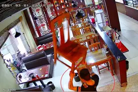 杭州一饭店内五人聚餐，结果喝大了耍酒疯，两人被拘！图片