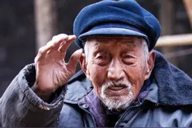 九旬老头拾荒76年，因被盗18000无奈亮出身份，竟是一位大英雄图片