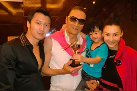 张柏芝带俩儿子外出吃饭，谢振轩戴帽子耍酷，谢振南搂妈妈比 v图片